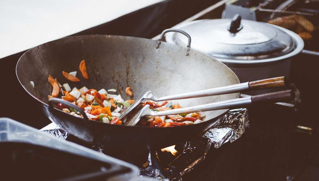 černý ocelový wok skládačky online
