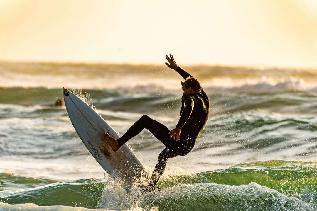 grunt fokusfotografering av man som surfar Pussel online