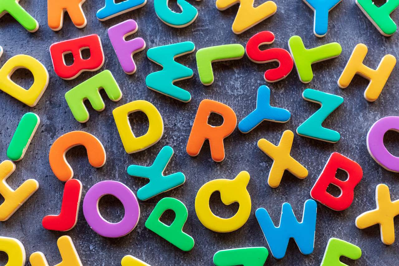 színes vegyes betűk halom kirakós online