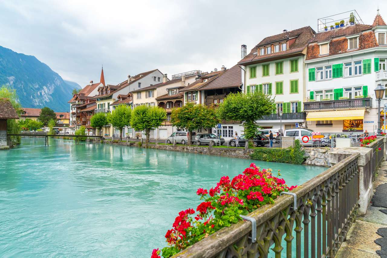 Interlaken város Thunersee folyóval Svájcban kirakós online