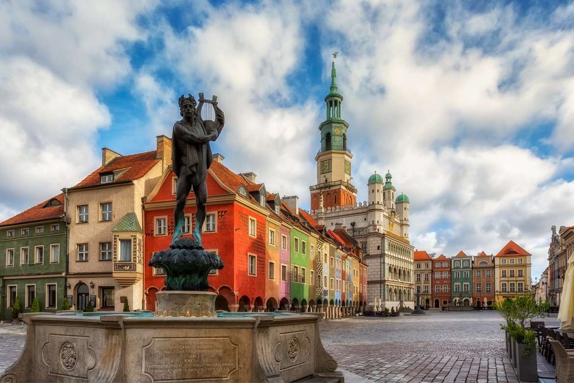 La plaza del mercado en el casco antiguo de Poznań rompecabezas en línea
