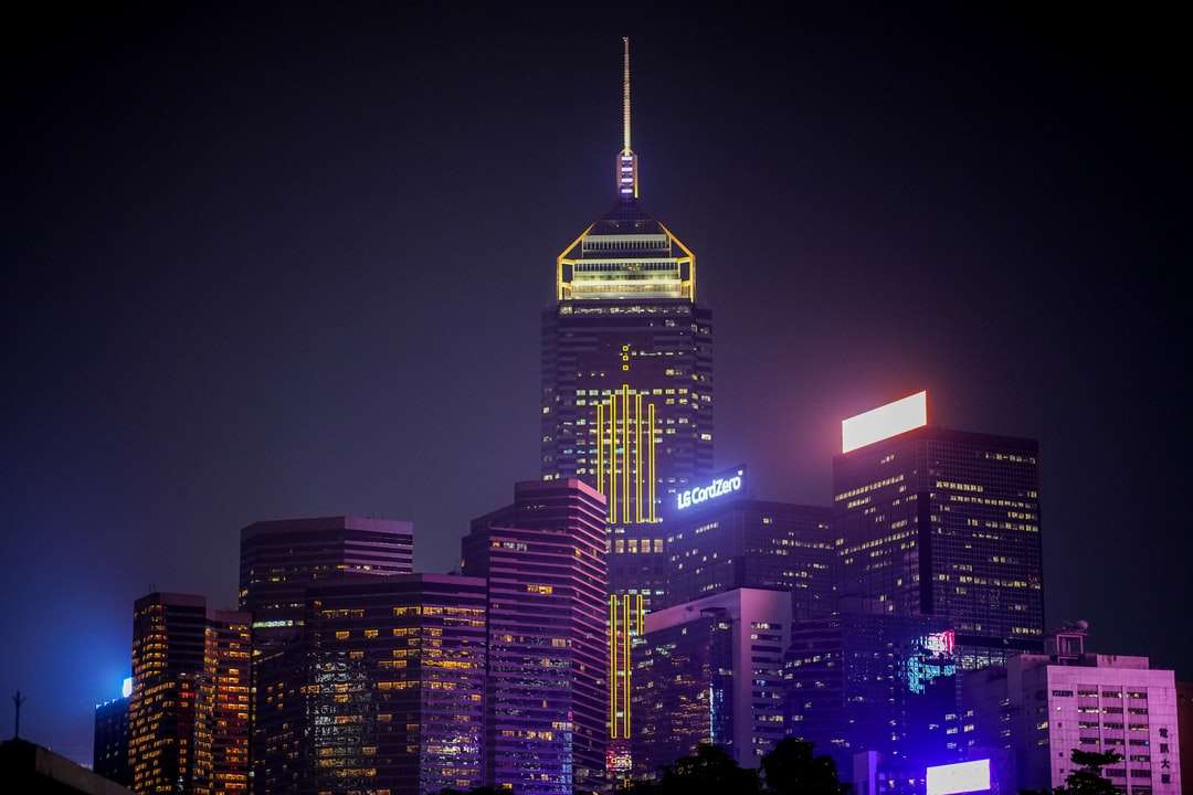 verlichte betonnen gebouwen tijdens de nacht legpuzzel online
