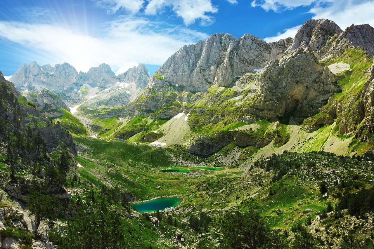 Csodálatos kilátás a hegyi tavakra az Albán Alpokban online puzzle