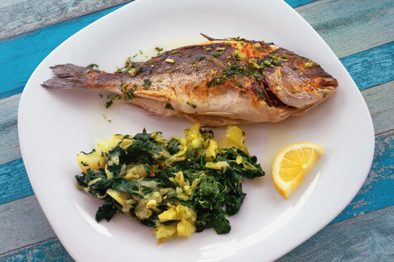 Pește la grătar cu legume cu frunze verzi puzzle online