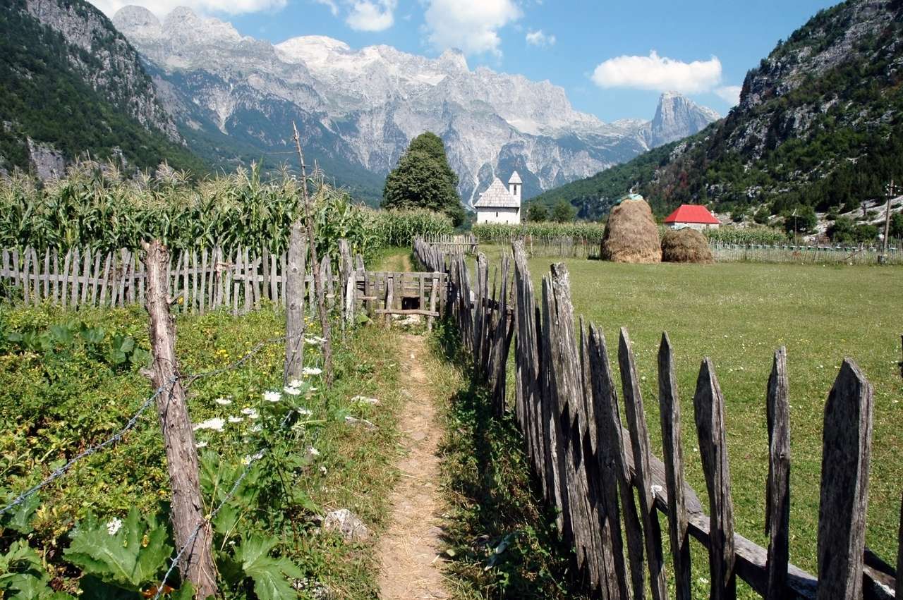 Aldeia Theth, montanhas Prokletije nos Alpes Dináricos, Albânia quebra-cabeças online