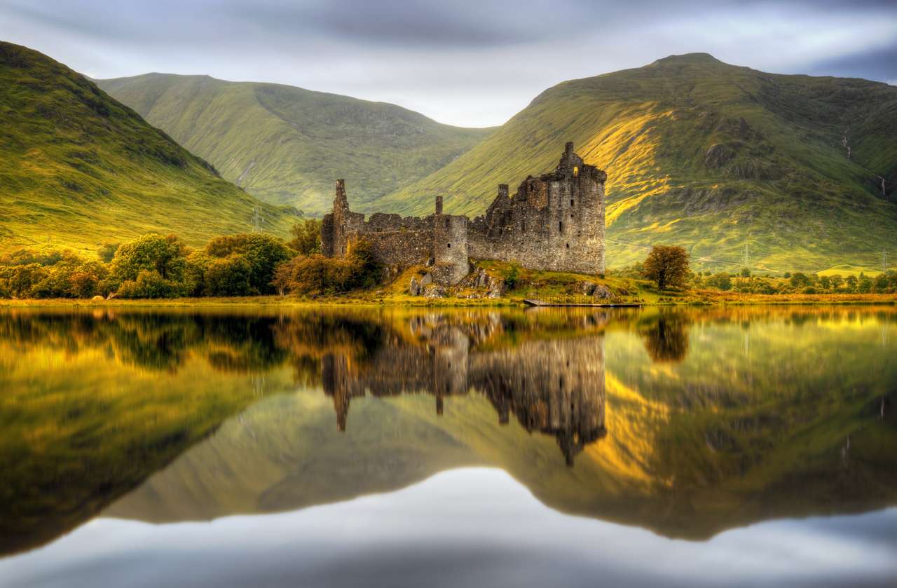 Reflexões do Castelo de Kilchurn em Loch Awe quebra-cabeças online