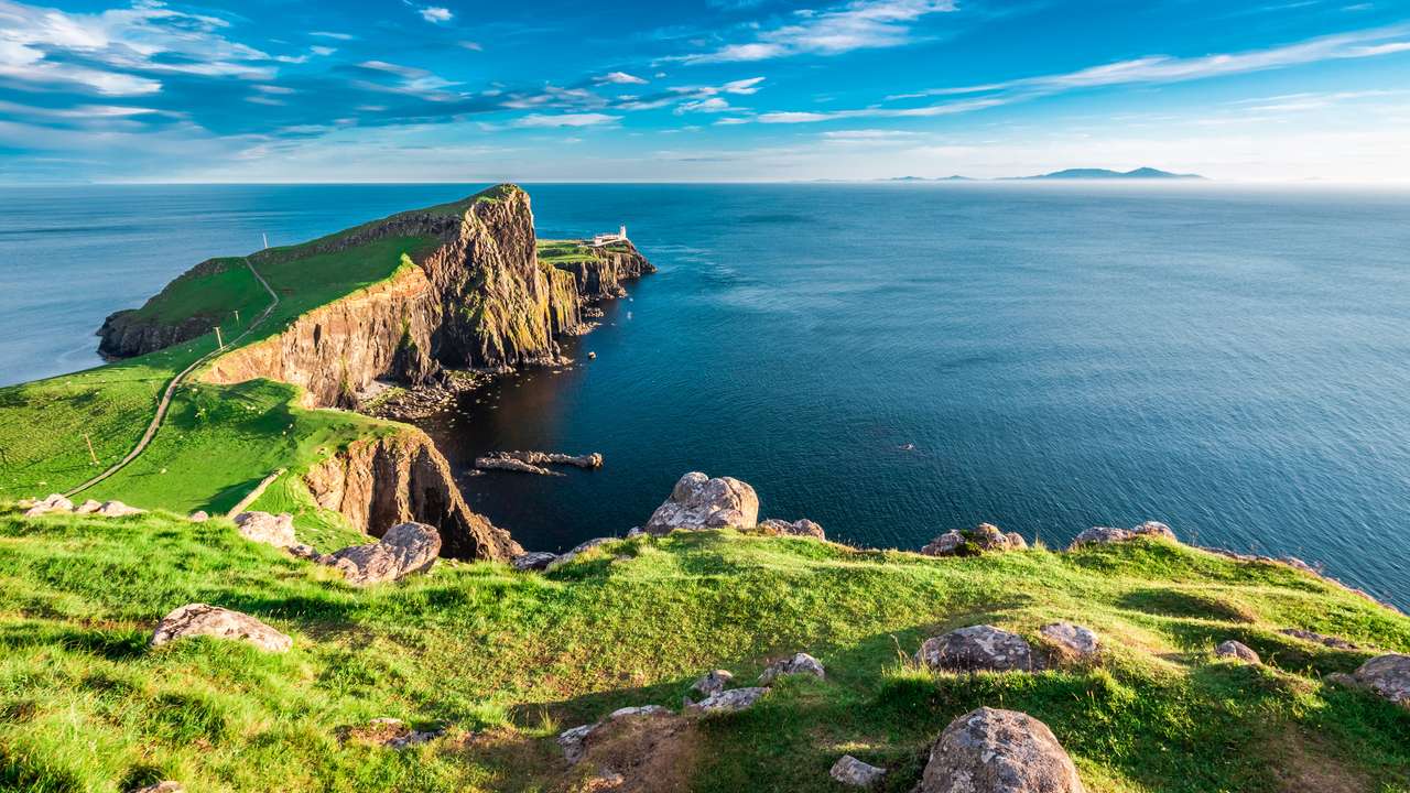 Atemberaubende Dämmerung am Leuchtturm Neist Point auf der Isle of Skye, Schottland Puzzlespiel online