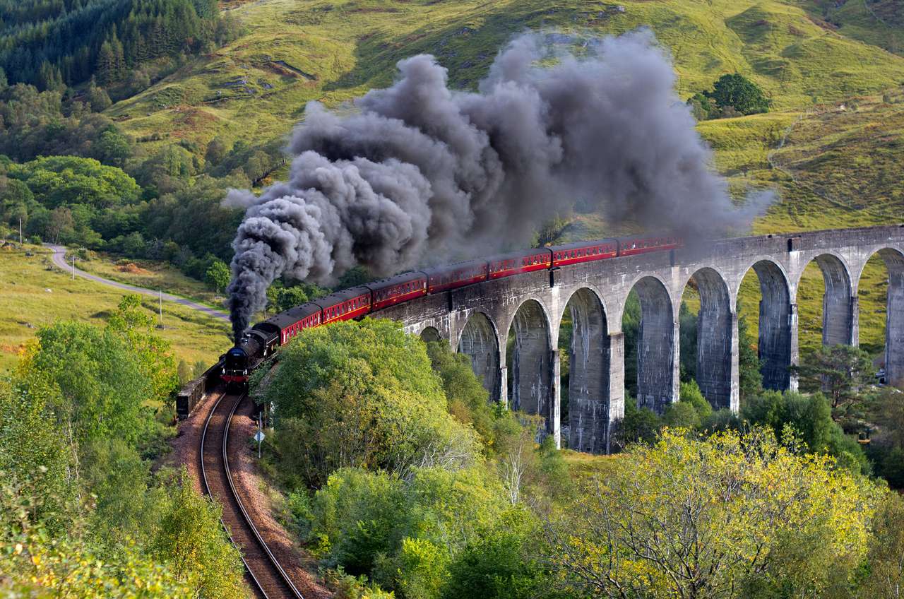 El tren jacobita viaducto de Glenfinnan Highlands de Escocia, Reino Unido rompecabezas en línea