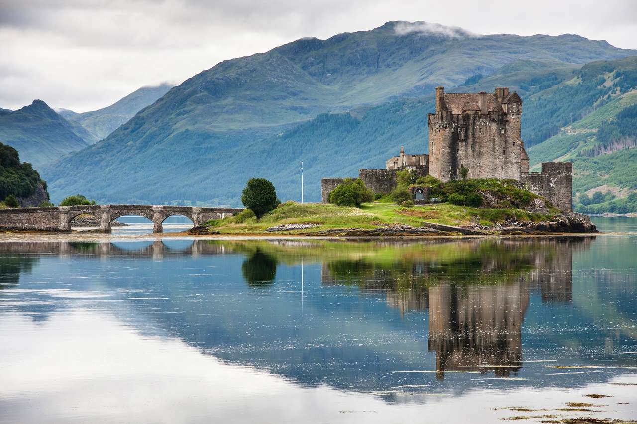 Hrad Eilean Donan proti vodě, Skotsko skládačky online