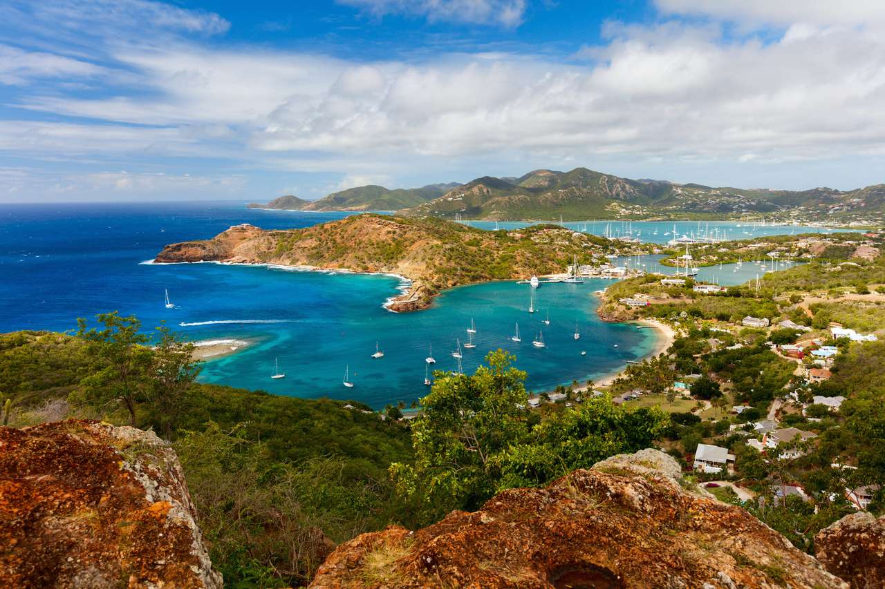 Vista do porto inglês em Antigua de Shirley Heights quebra-cabeças online
