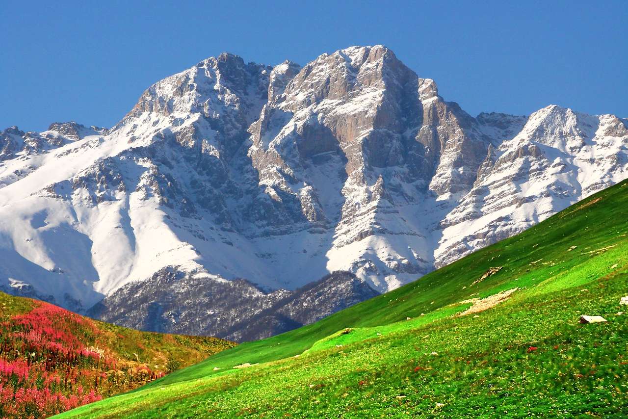 Кавказские горы в Армении в осенний день онлайн-пазл