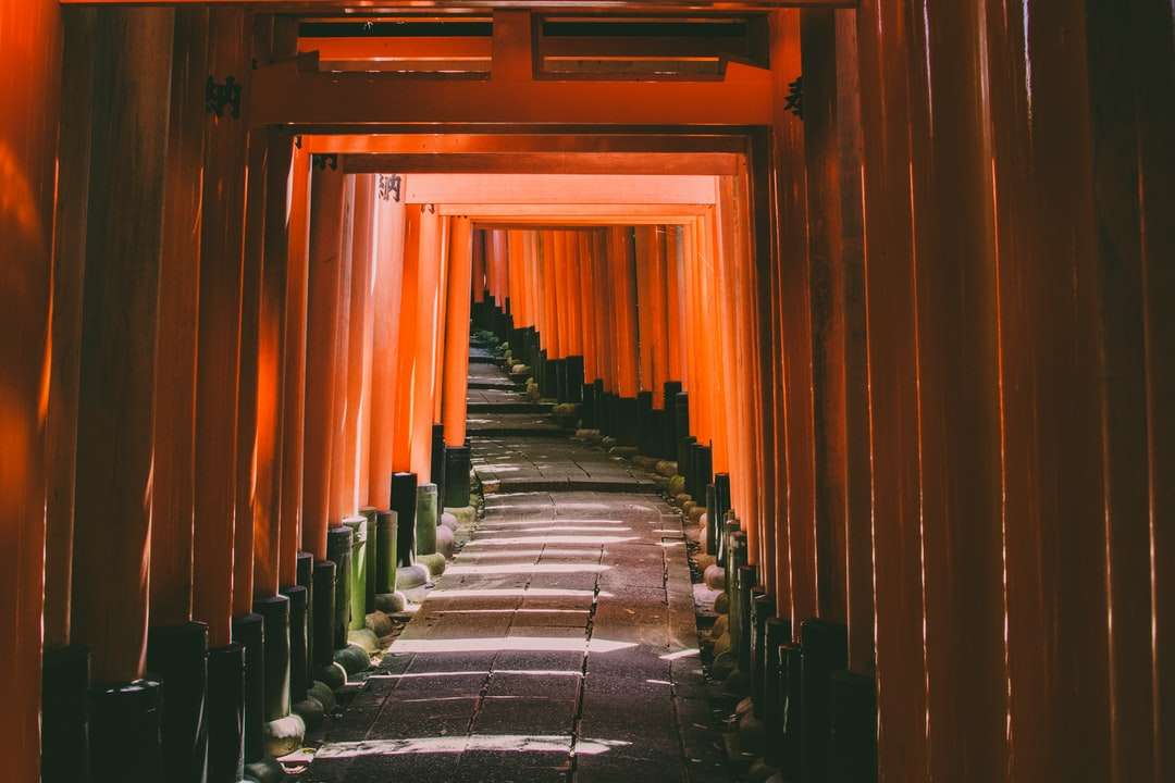 Μονοπάτι πύλης tori Kyoto Japan που οδηγεί στον ναό παζλ online