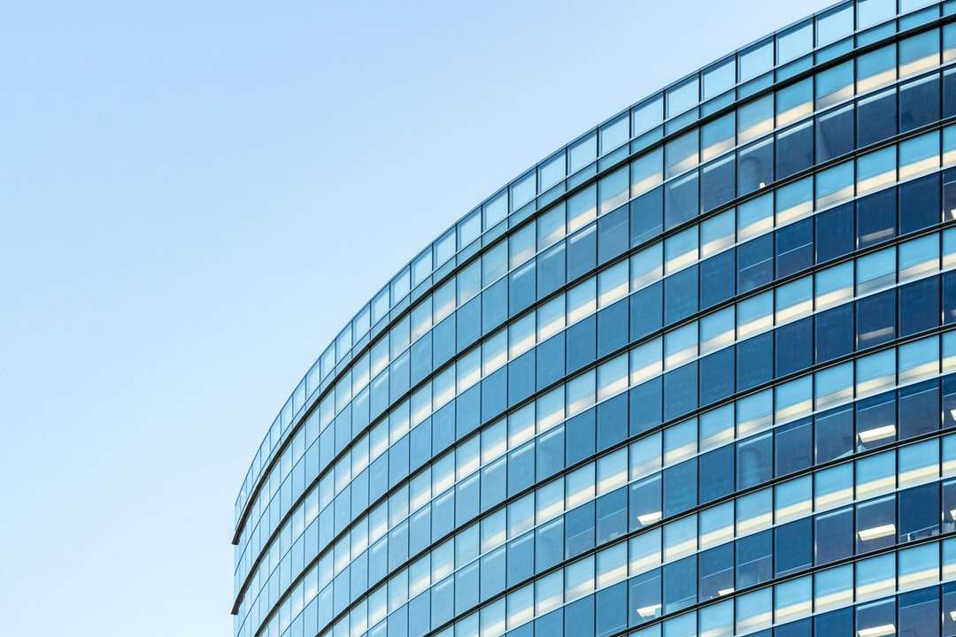 edificio con paredes de vidrio blanco y azul rompecabezas en línea