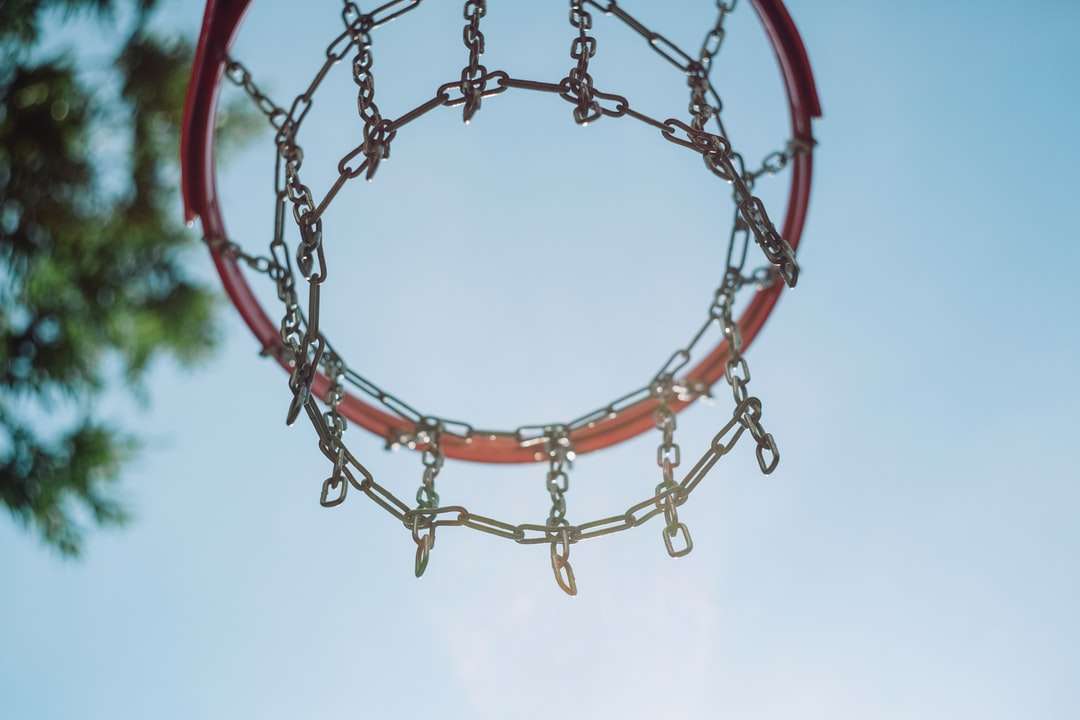 Low-Winkel-Foto des roten Basketballkorbs unter blauem Himmel Online-Puzzle