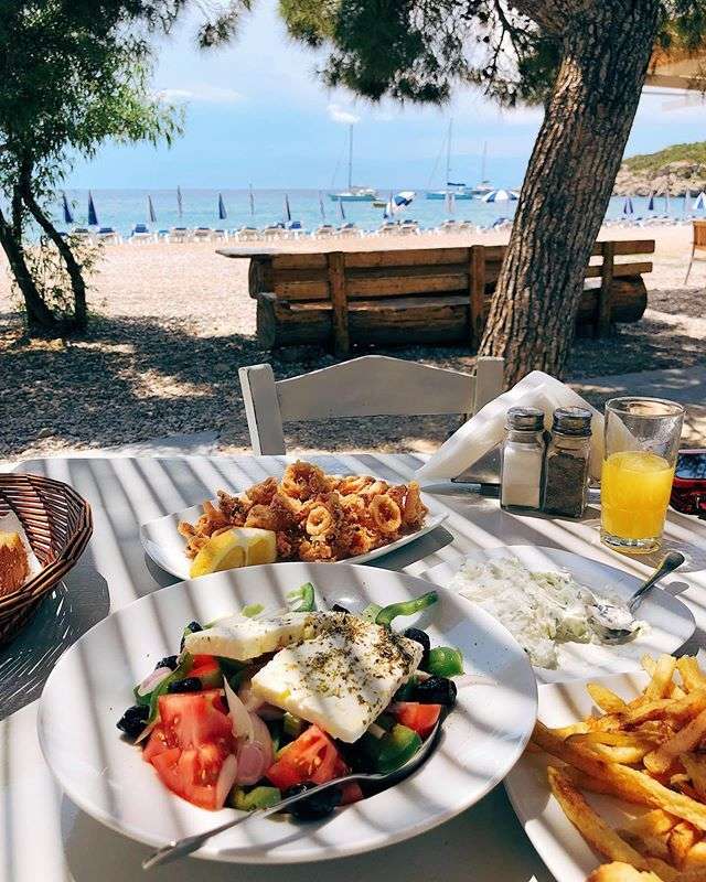 ギリシャの海岸での昼食 ジグソーパズルオンライン