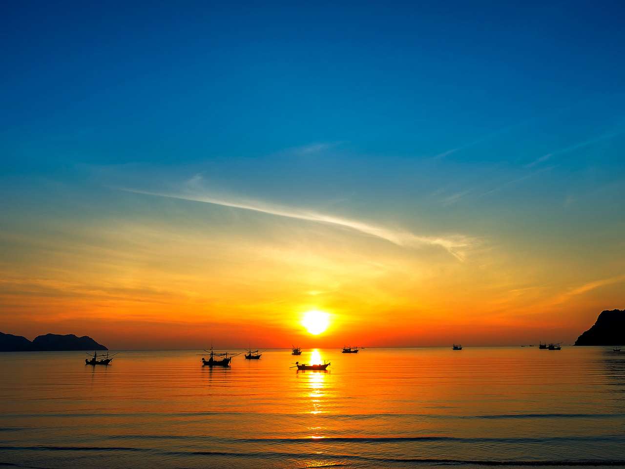Zee met kleurrijke zonsopgang aan de hemel legpuzzel online