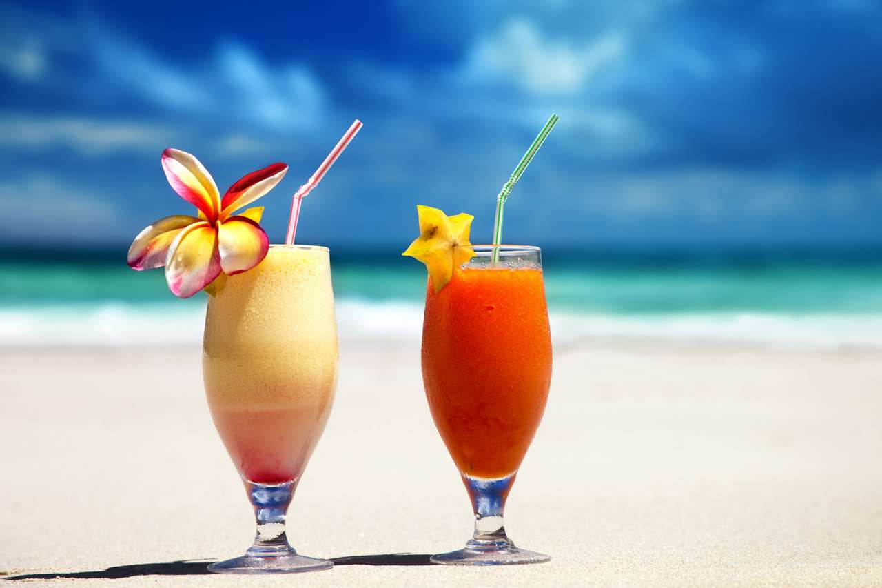Sucuri de fructe proaspete pe o plajă tropicală puzzle online