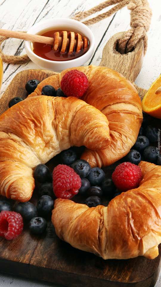 Croissanter, frukt och honung pussel på nätet