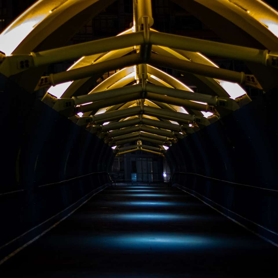 túnel de concreto preto puzzle online