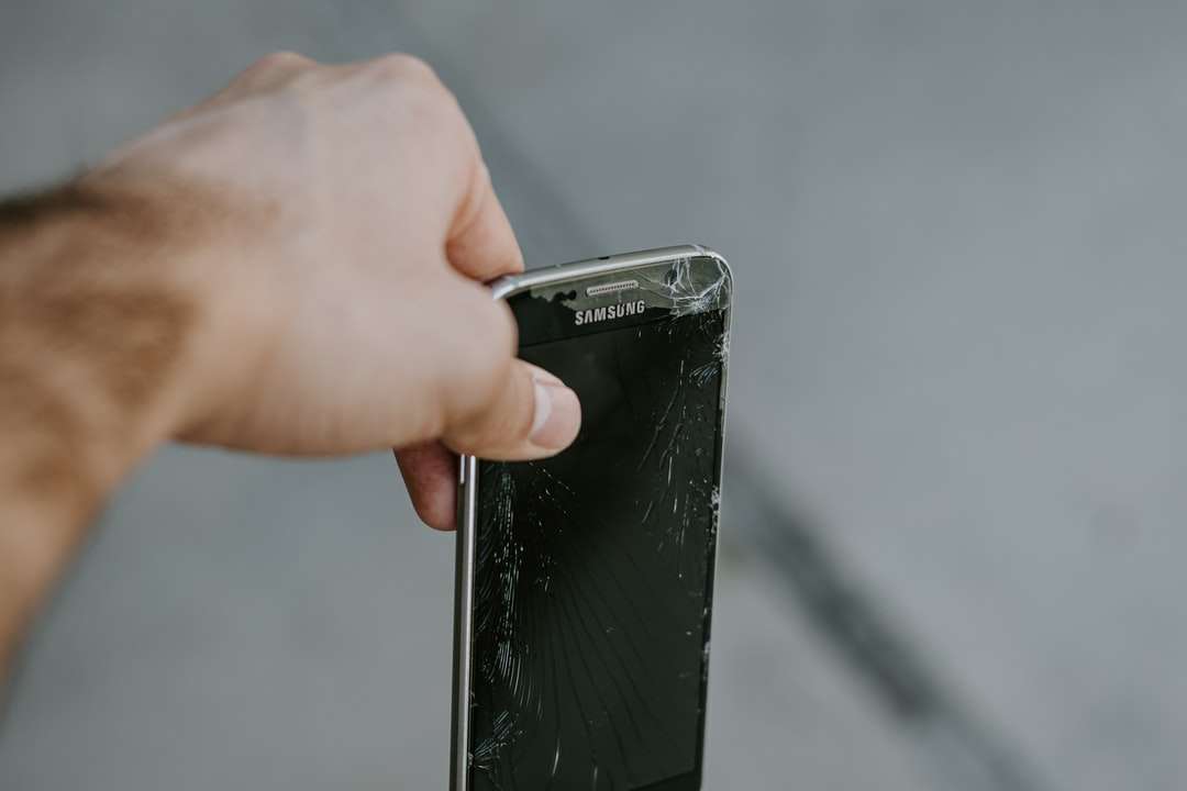 людина тримає чорний смартфон samsung android пазл онлайн