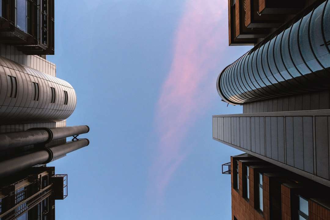 фотография на сгради с нисък ъгъл онлайн пъзел