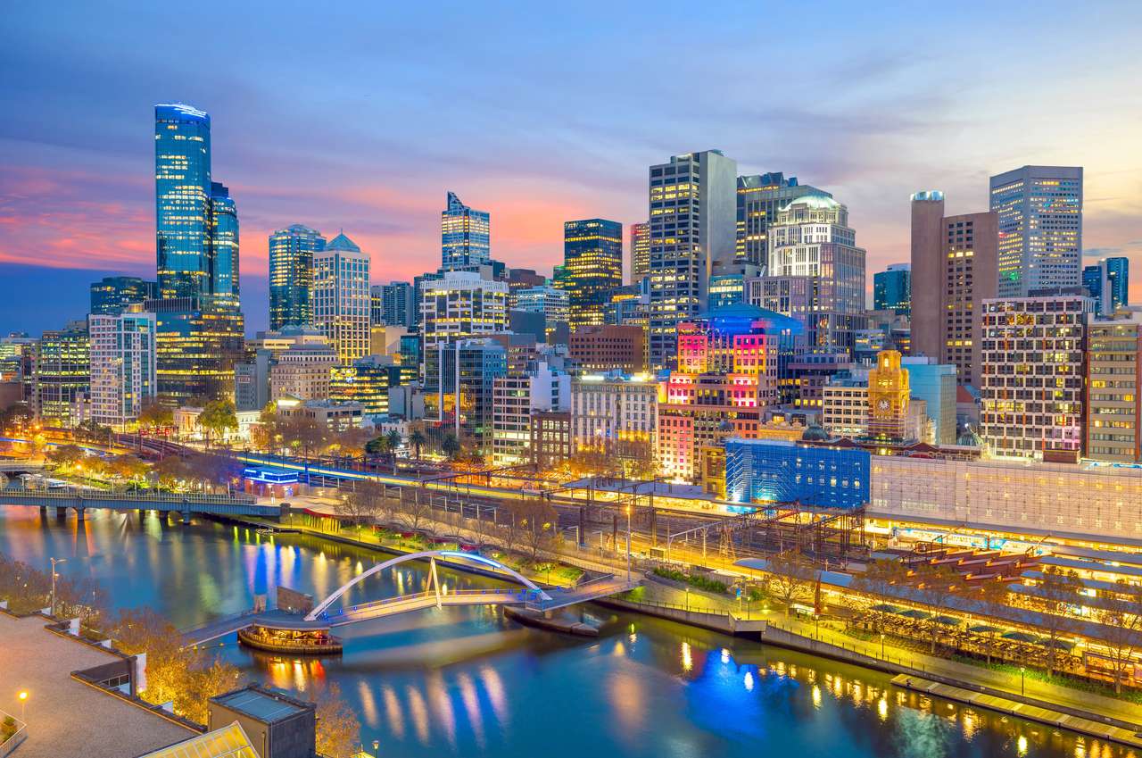 Горизонт міста Мельбурн у сутінках в Австралії пазл онлайн