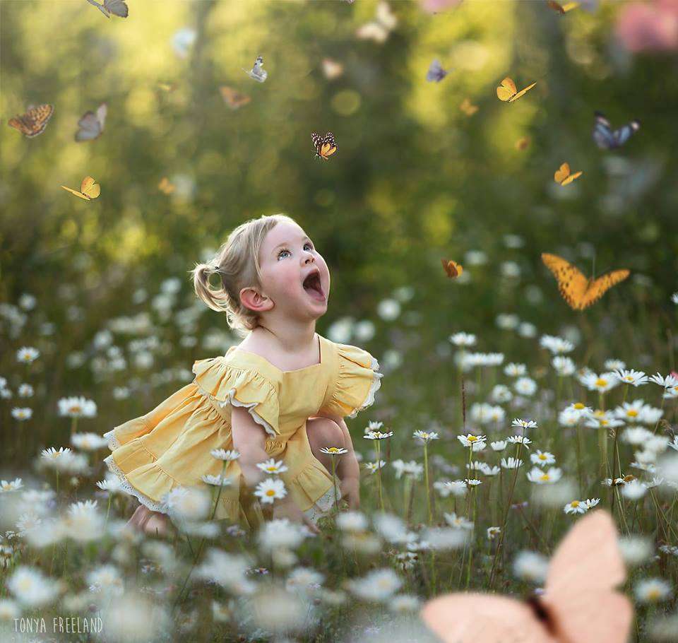 kleines Mädchen mit Schmetterlingen Online-Puzzle