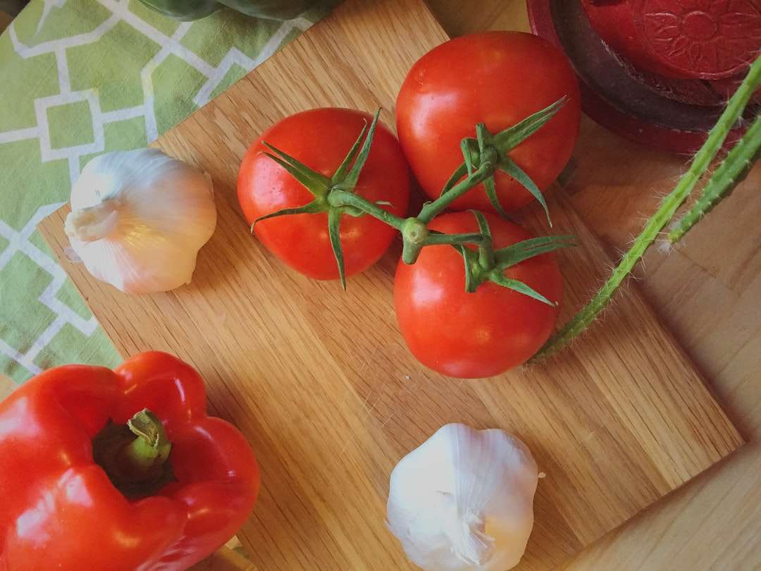 tre tomater bredvid vitlök pussel på nätet