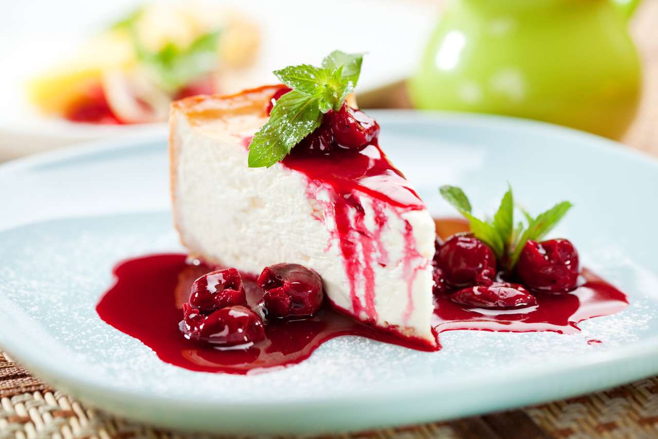 Десерт - чийзкейк със сос от горски плодове и зелена мента онлайн пъзел
