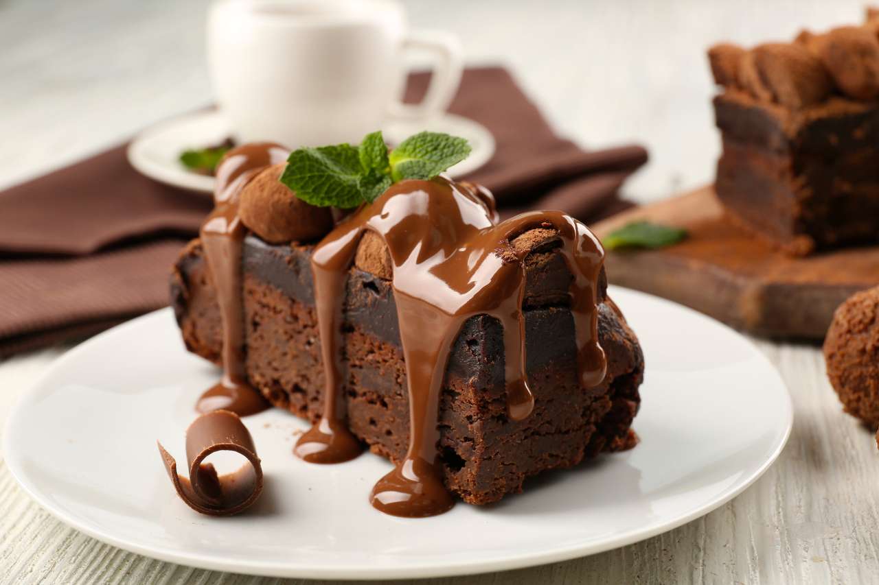 O bucată de tort de ciocolată cu mentă puzzle online
