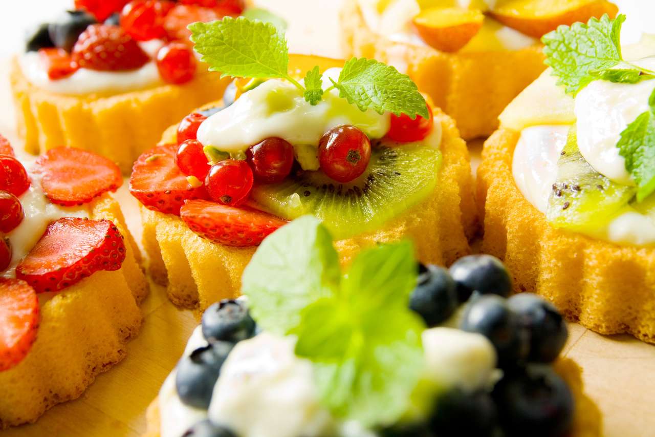 Бісквітні тарти з пудингом і фруктами пазл онлайн