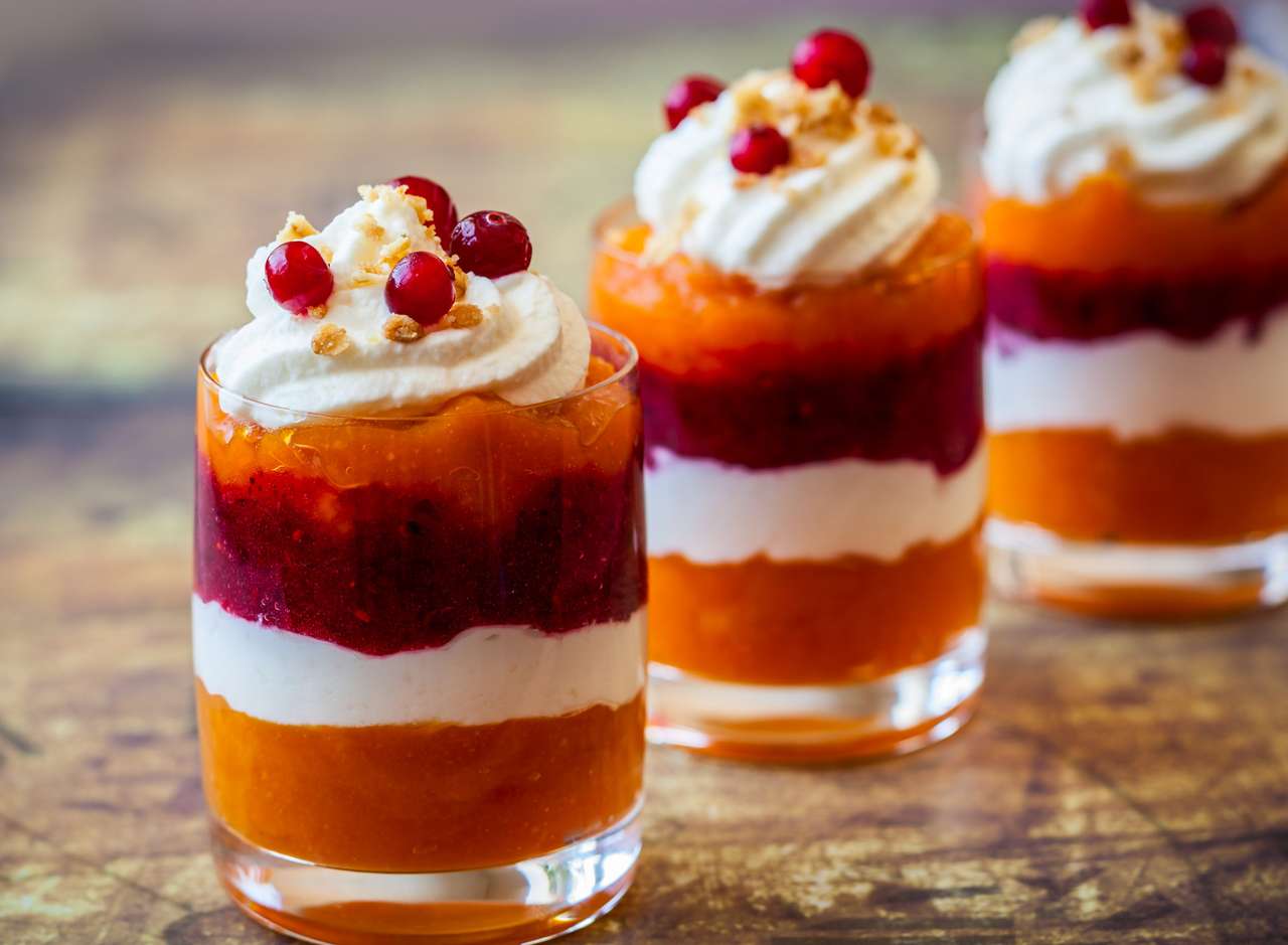 Gelaagd pompoen- en cranberry-dessert met room legpuzzel online