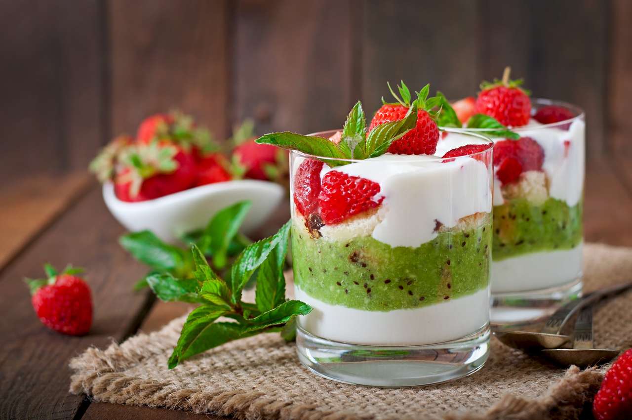 Dessert crémeux aux fraises et au kiwi puzzle en ligne