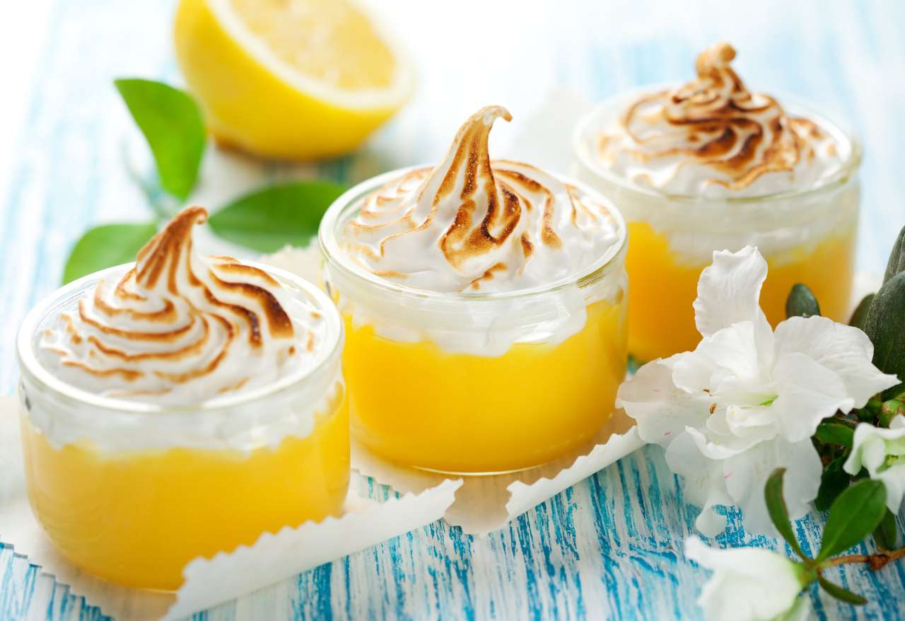 Dessert au lait caillé de citron avec garniture de meringue puzzle en ligne