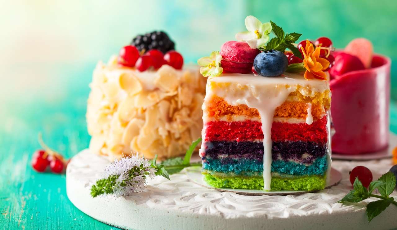 Tortas arcoiris, frambuesas y almendras rompecabezas en línea