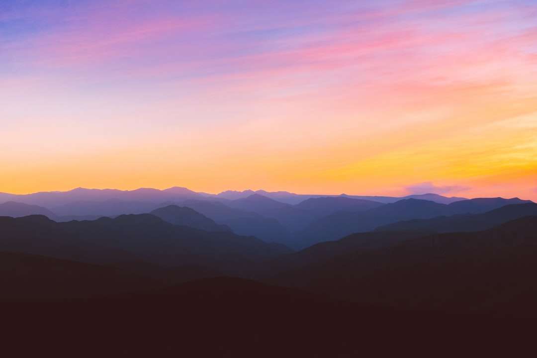 силуэтное фото горы в золотой час онлайн-пазл