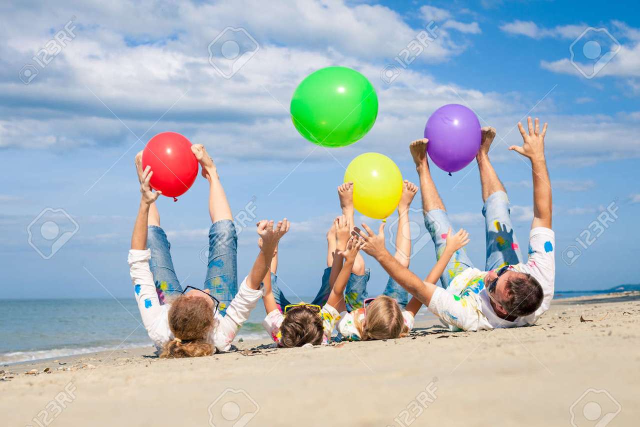 Kinderen spelen met ballonnen op het strand legpuzzel online