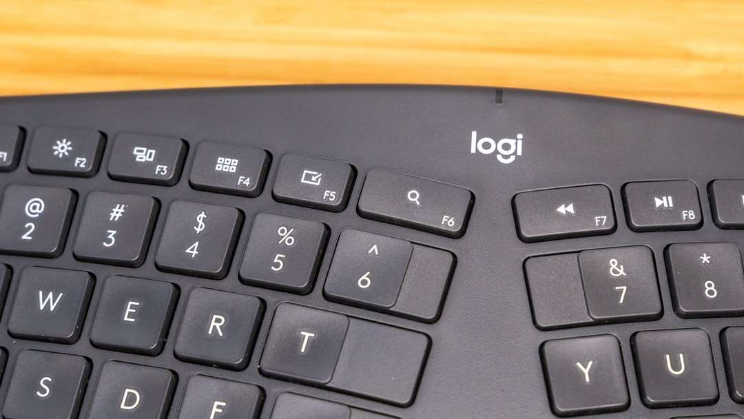 svart datortangentbord på brunt träbord pussel på nätet