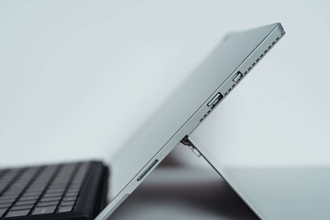 черен лаптоп на бяла маса онлайн пъзел