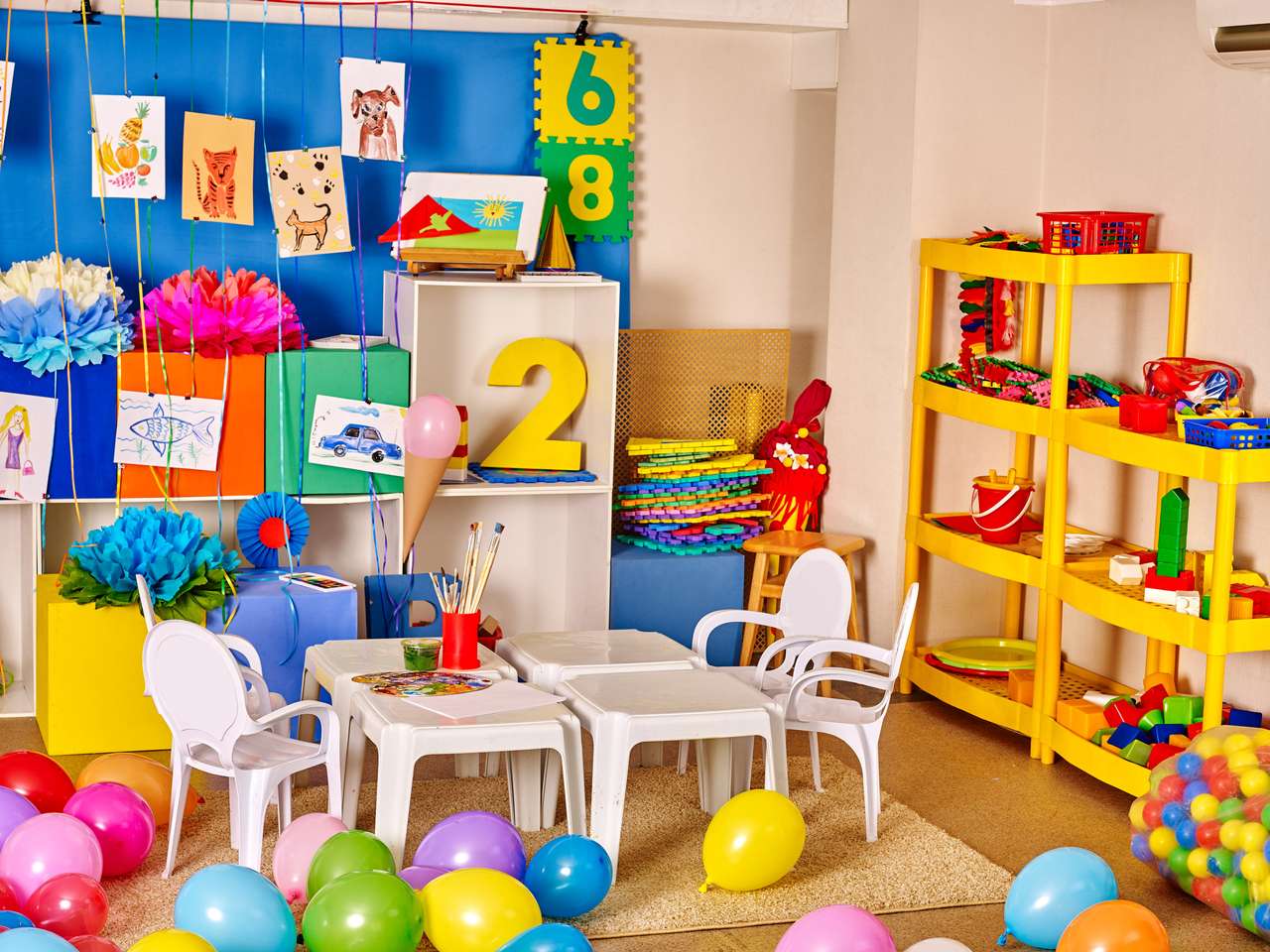 Interno della sala giochi per bambini con giocattoli all'asilo. puzzle online
