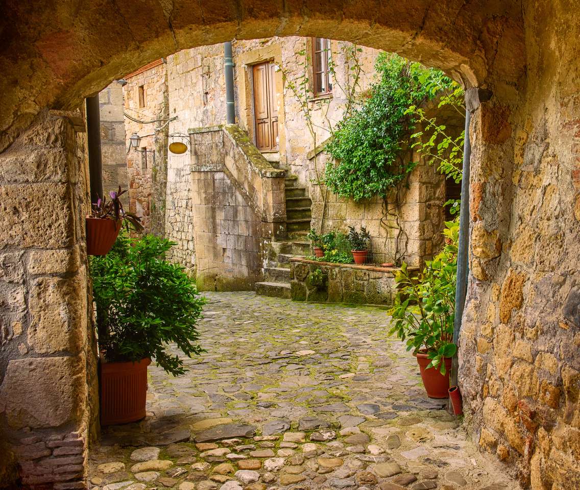 Calle angosta de la ciudad medieval de toba Sorano rompecabezas en línea
