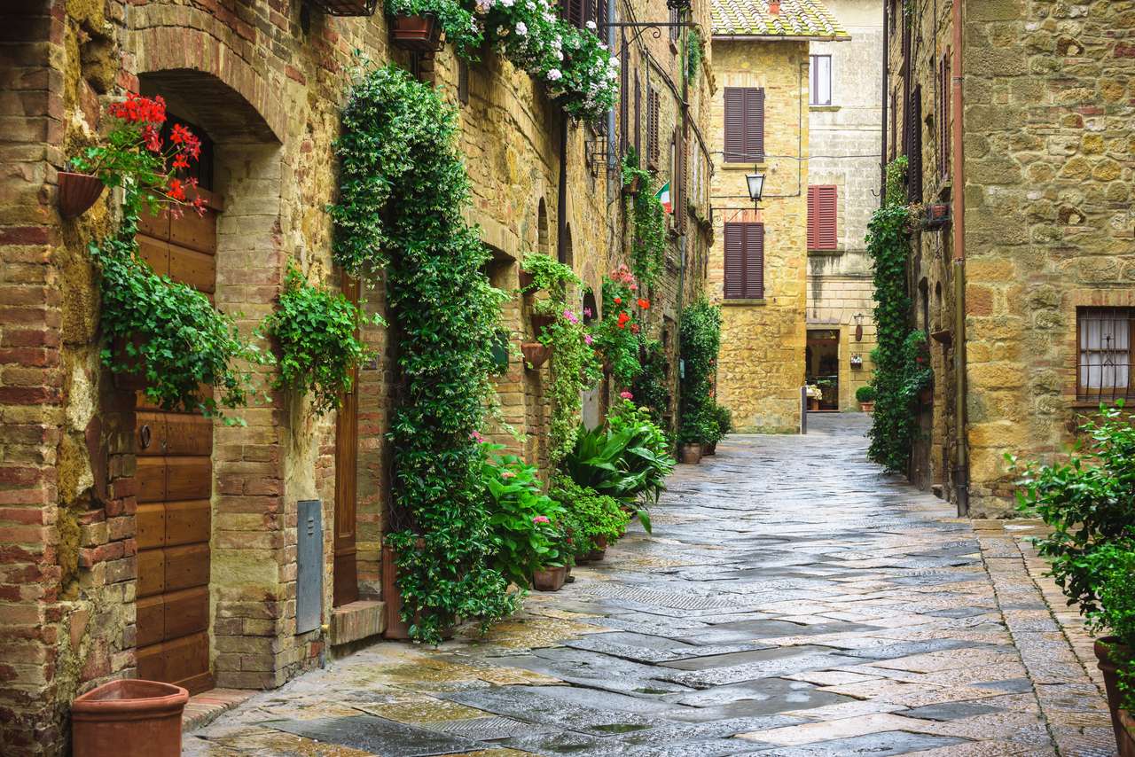 Calles floridas en Pienza, Toscana. rompecabezas en línea