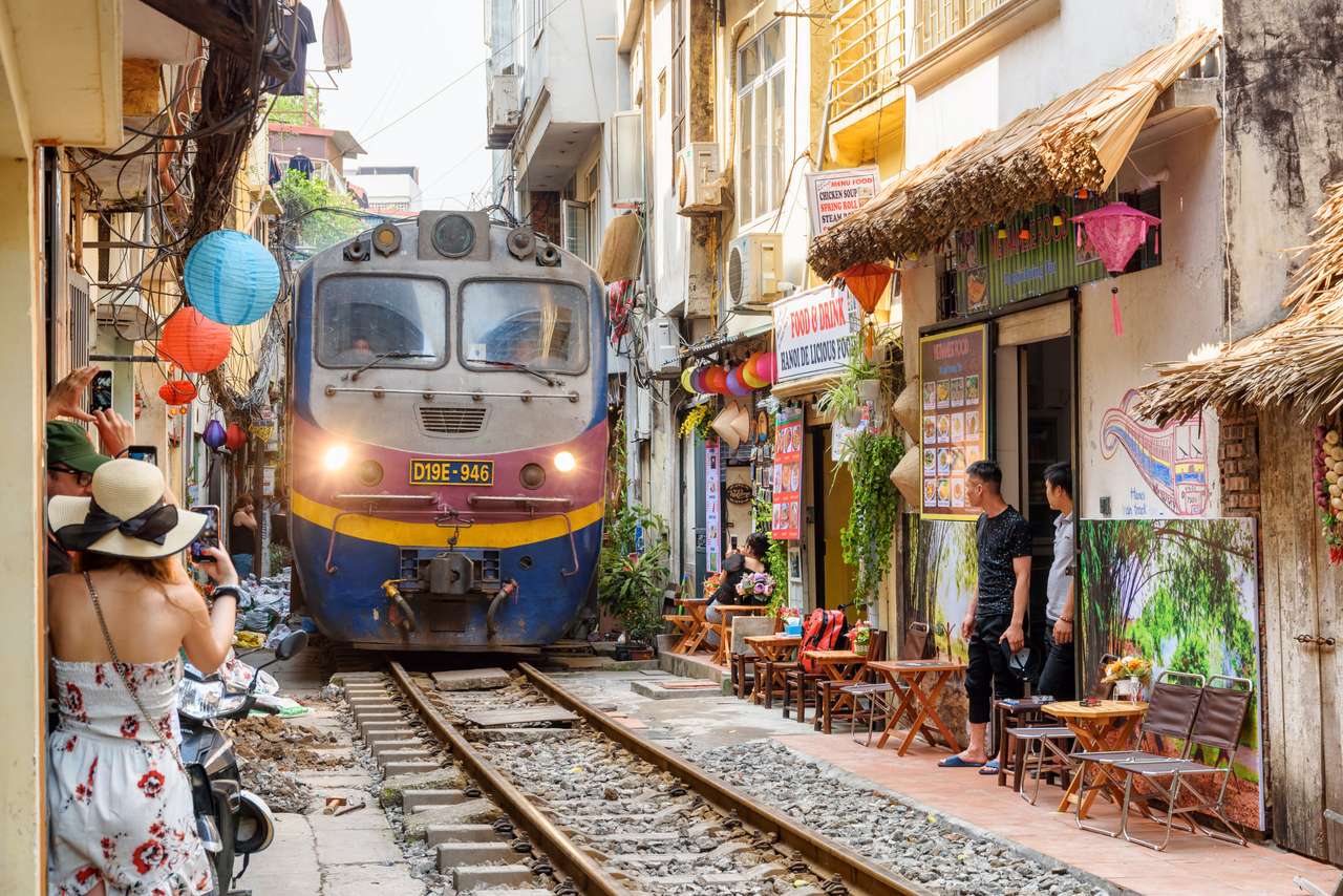 Vlak projíždí úzkou ulicí skládačky online