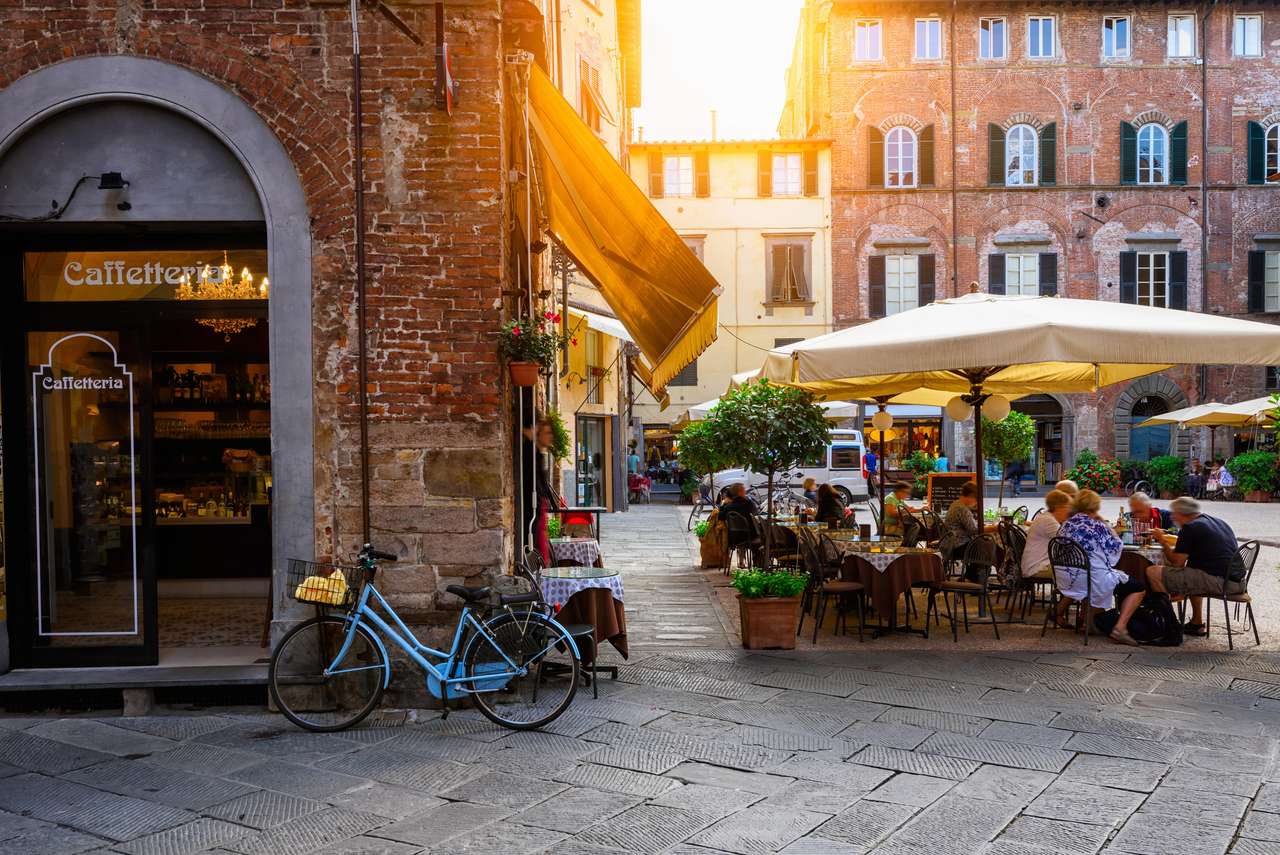Vieille rue confortable à Lucca, Italie puzzle en ligne