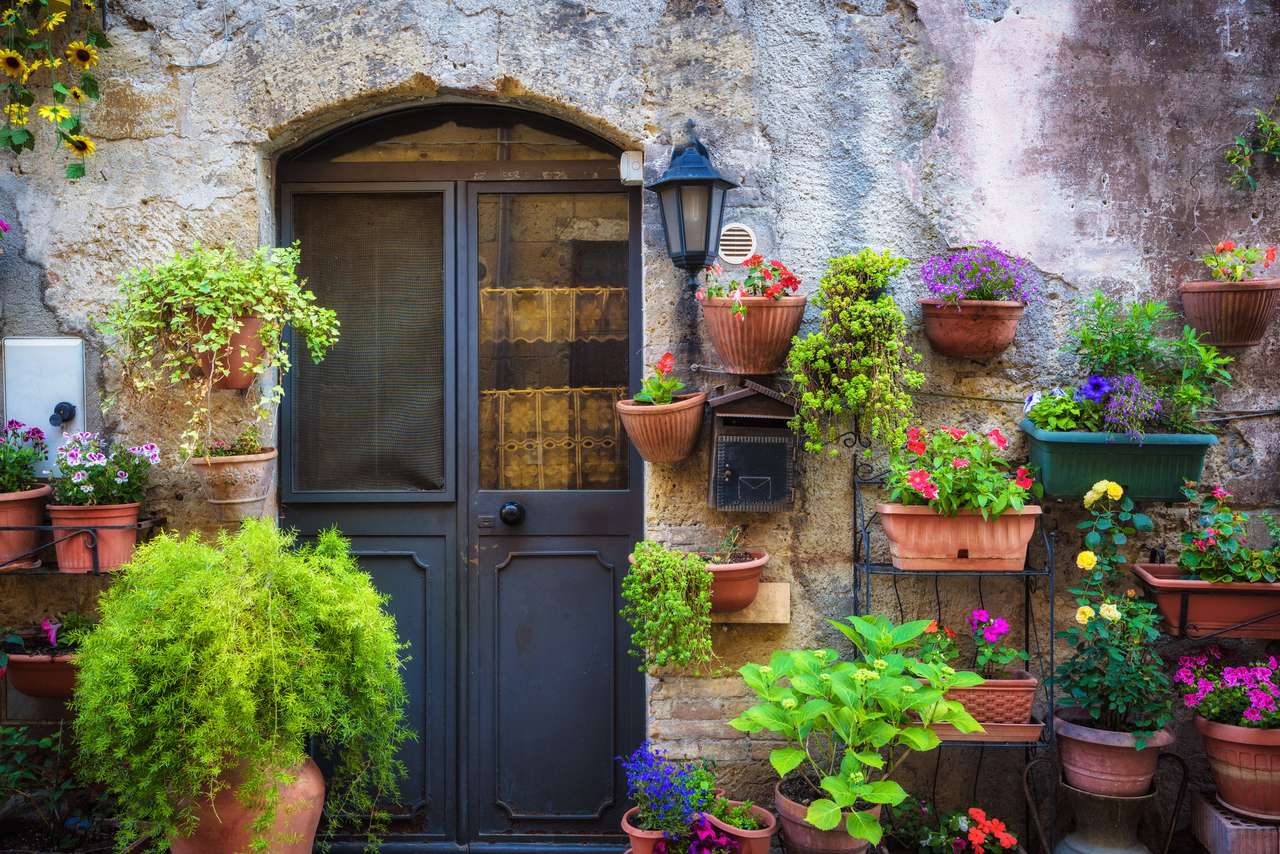 Frühlingsstraßen der alten toskanischen Stadt Online-Puzzle