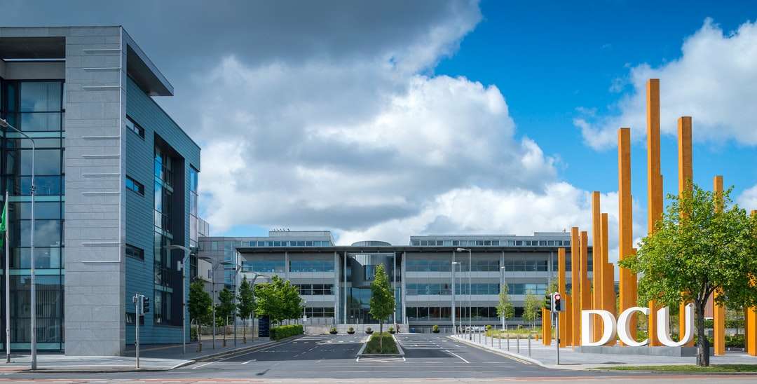 clădire de beton gri sub cer albastru în timpul zilei puzzle online