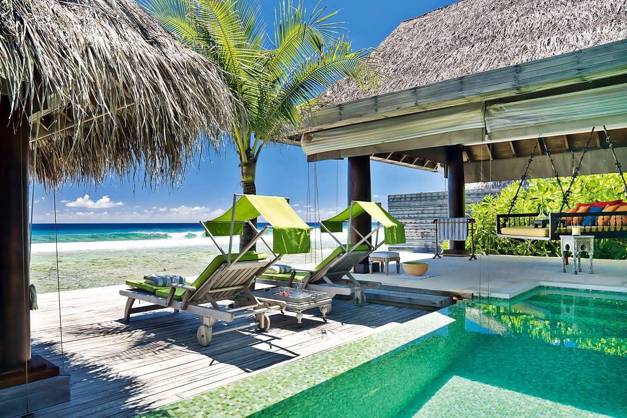Hotel pe plajă în Tropics jigsaw puzzle online