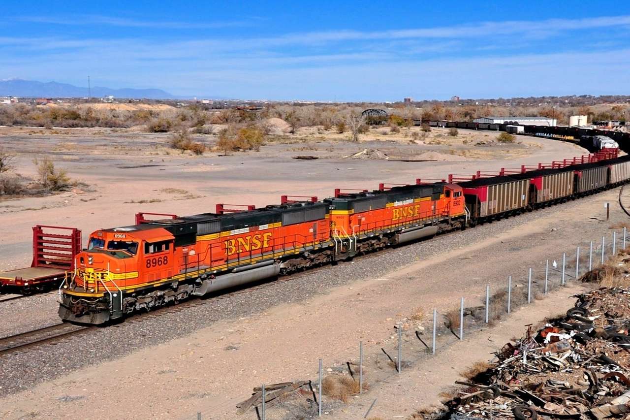 Een trein die door de woestijn rijdt online puzzel