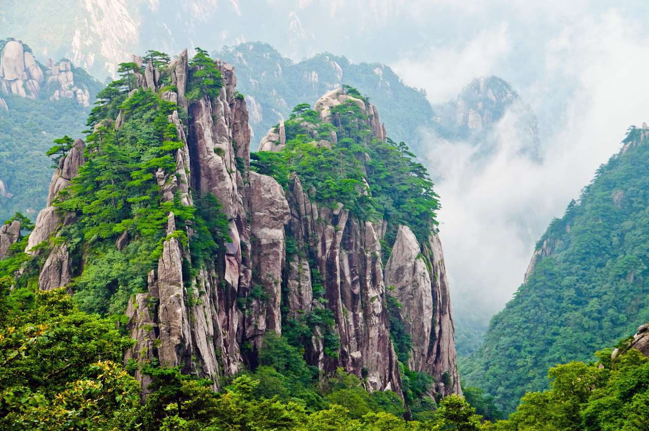 Au sommet des montagnes sacrées jaunes Huangshan en Chine puzzle en ligne