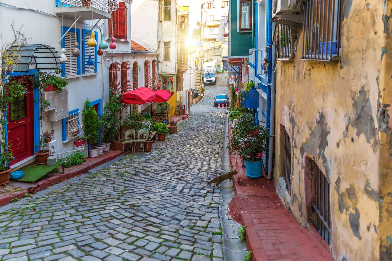 Vechea stradă îngustă din Istanbul jigsaw puzzle online
